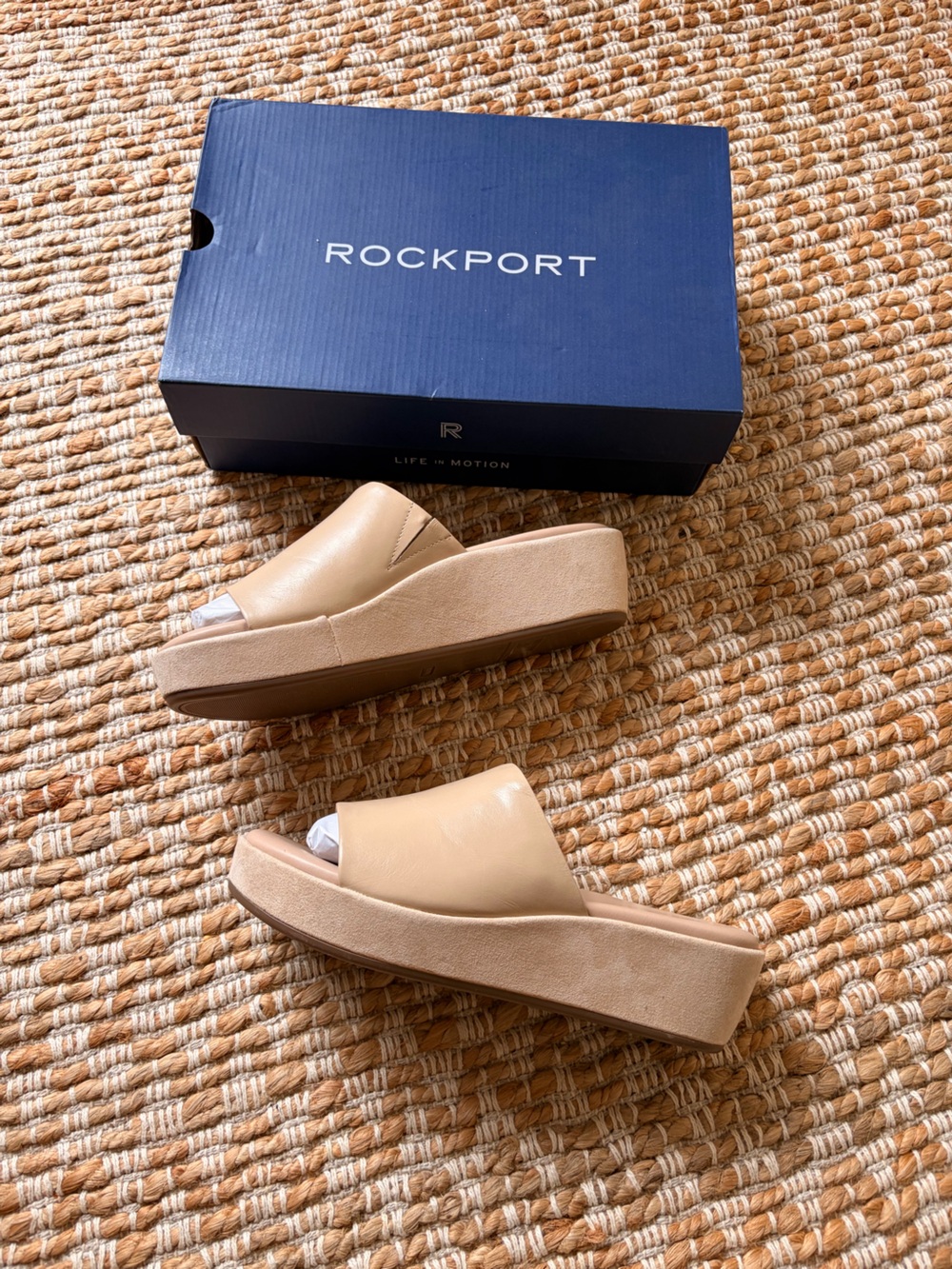 9W Rockport Neutral Tan Slide Wedge Mules women’s 9 wide summer casual sandals - Picture 9 of 9